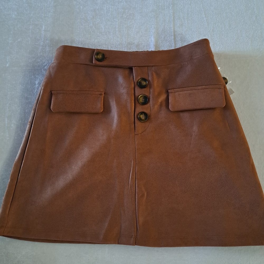 Love & piece flap pocket, salmon-colored mini, with decorative buttons on front.